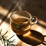 Herbata z rozmarynu – przepis, działanie, zastosowanie